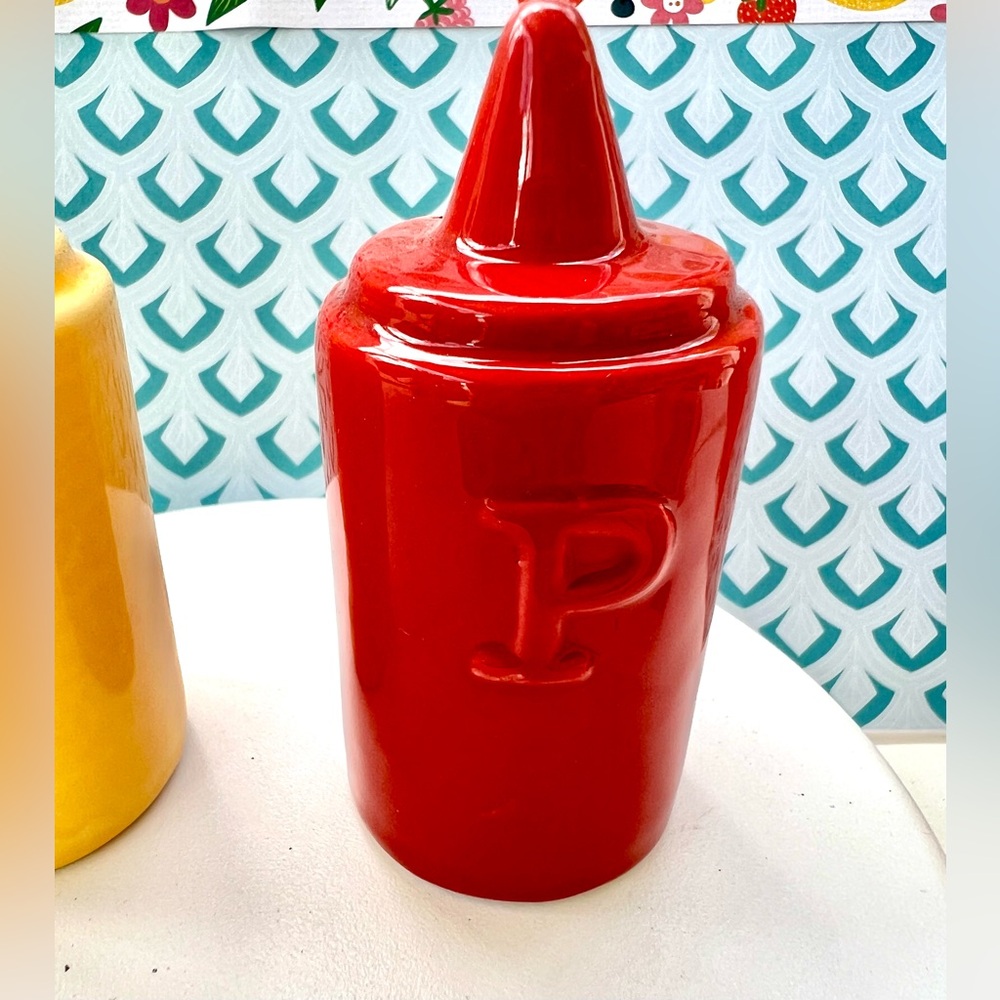 Ceramic Mustard & Ketchup Squeeze Bottles Salt and Pepper Shakers Fun - Picture 4 of 6